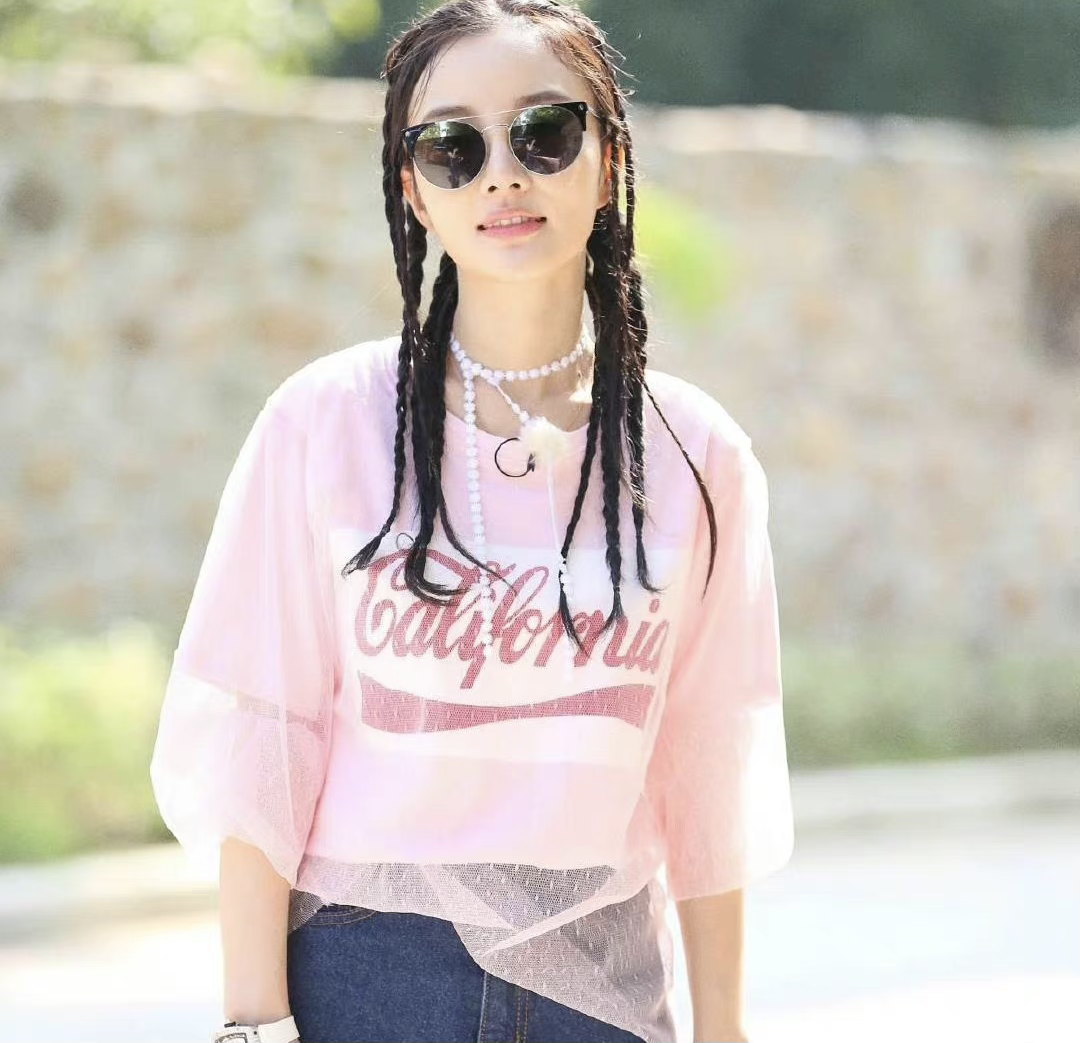离婚后解放天性？李小璐编脏辫穿露脐装，嘻哈少女味儿十足