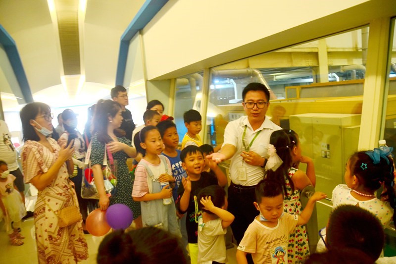 参观爸爸工作的地方，食品安全科普活动走进康师傅生产车间