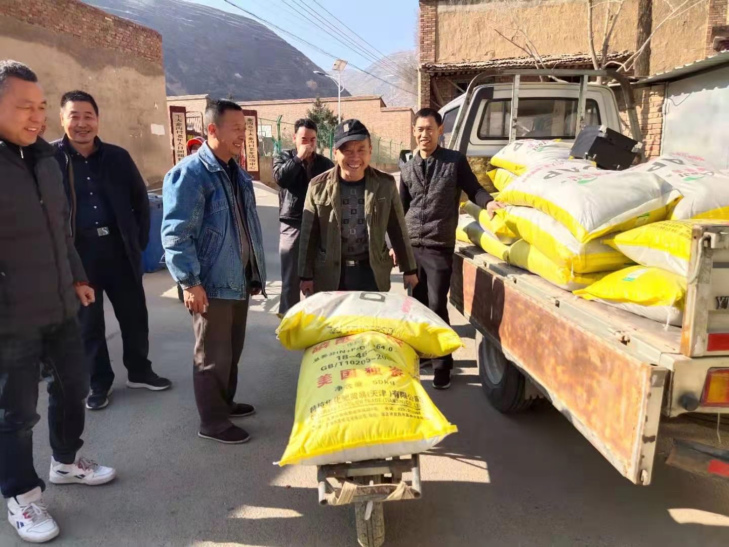 西固区春耕送化肥到田间地头 群众喜开颜