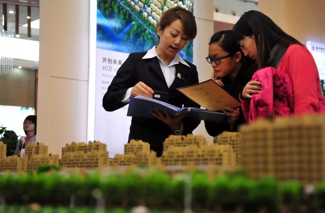 房地产已经“泡沫”明显，为何还在死撑？黄奇