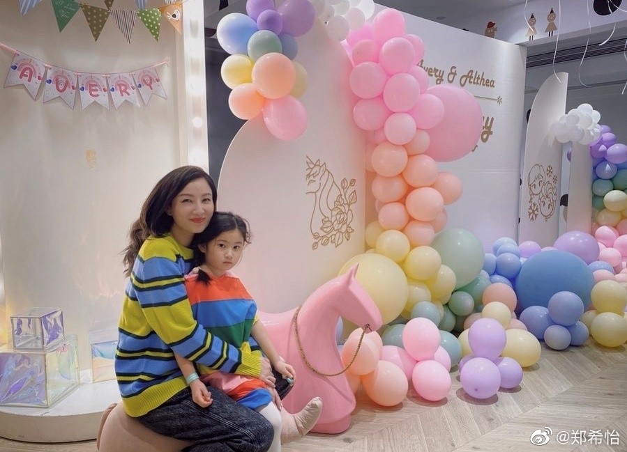 Jasper出席鄭希怡女兒生日會，手插兜有大哥範，男帥女美