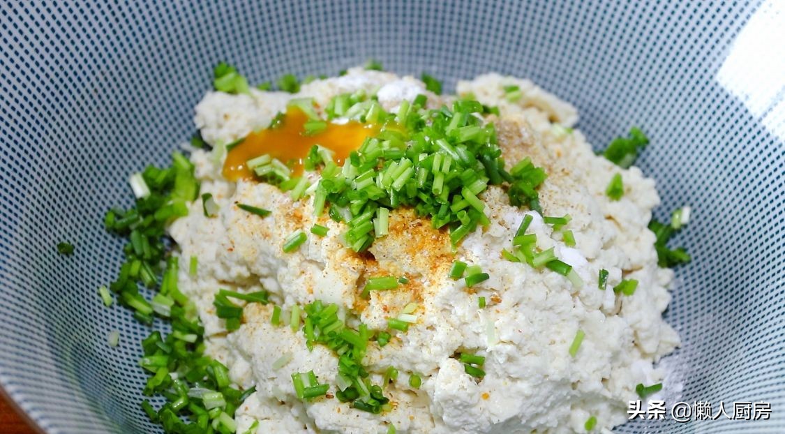 豆腐不用切，擠掉水分，比紅燒的豆腐更好吃，外脆里嫩