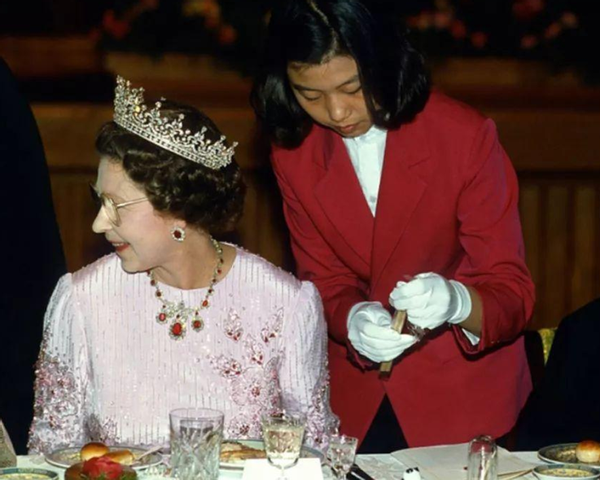 34年前英女王访华排面大，600人随行，爬长城游西安吃粤菜