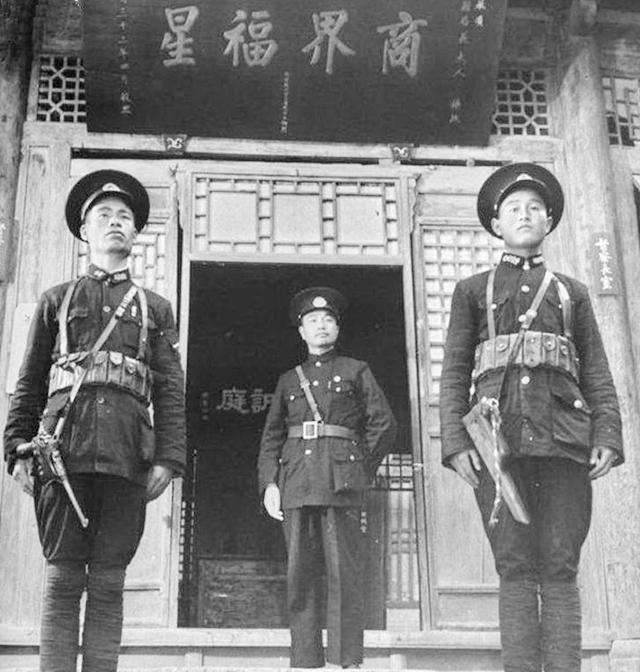 蒋介石本该是“成都警察局长”，只因轻信小人，惨遭“冒名顶替”