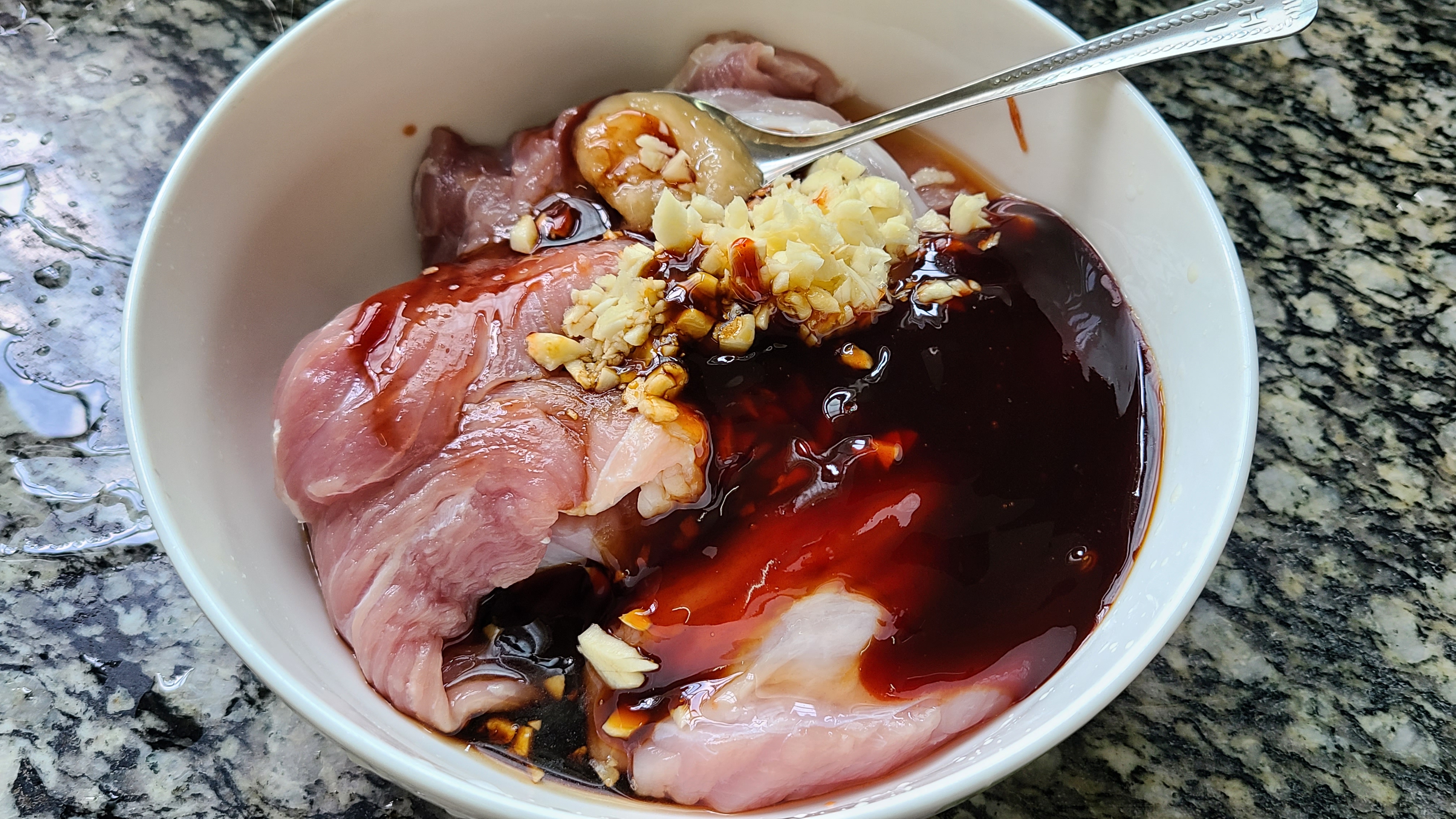 蜜汁叉烧，是广东很出名的一道菜，好吃又好看，太香了