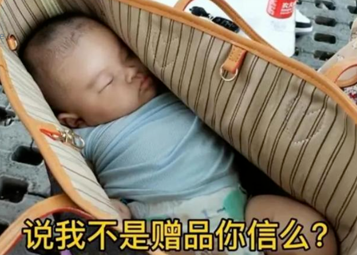 “粗心爸妈”走红，为了吃饭将孩子扔在桌子上，网友：看着都怕