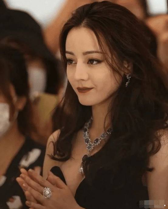 迪丽热巴“浴缸照”很美艳，整体造型打破常规，原来是她自己做的