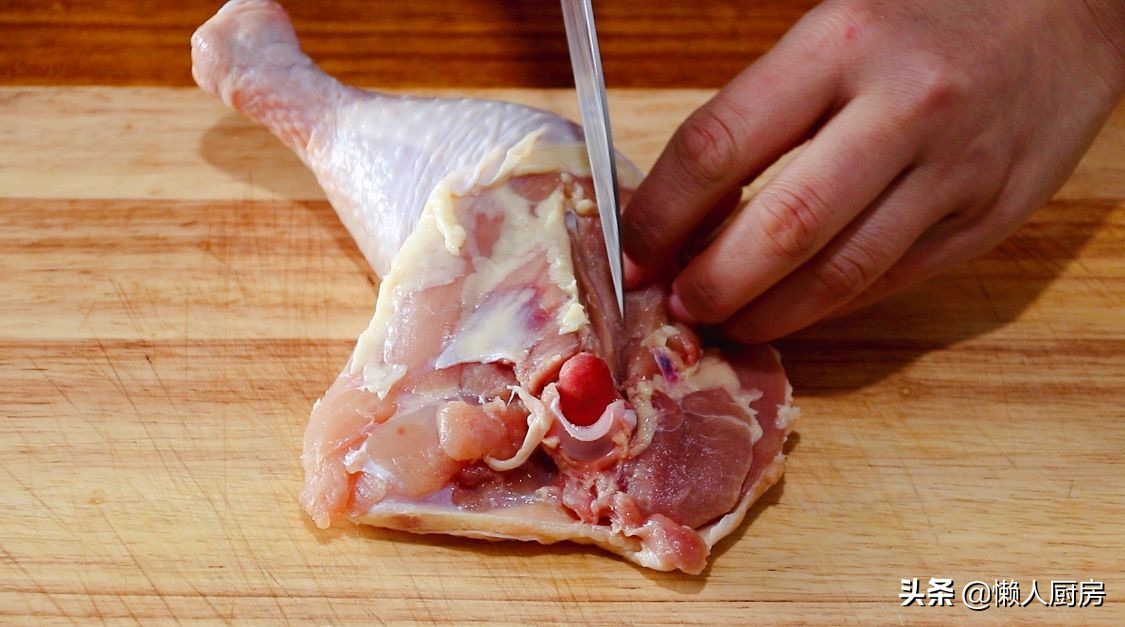 做鸡腿时，鸡肉里面包着咸蛋黄，记住这1点，没有腥味