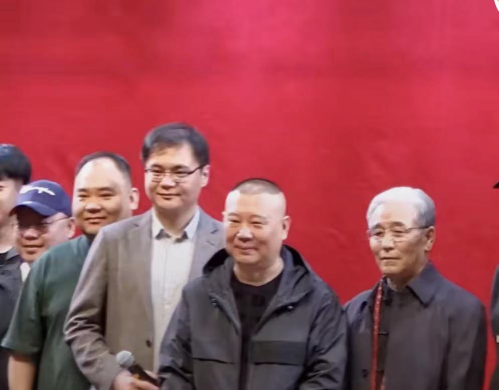 德云社开业人气爆棚！粉丝蜂拥而至用起围栏，险引堵塞保安来护行