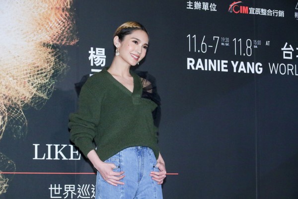 杨丞琳终于隔离结束，如愿见到李荣浩，身穿抹