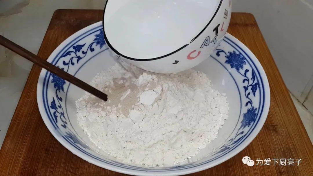早餐饼这样做才香，锅里一炸，个个松软不吸油，我家一周吃五次
