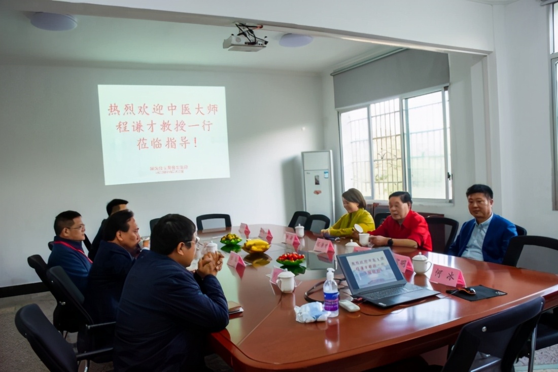 著名抗衰老专家程谦才一行莅临湖南医药中专指导讲学