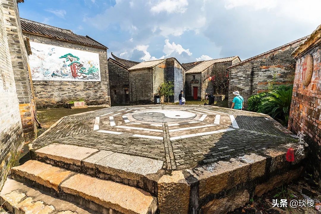 A mysterious "gossip village" actually uses house walls to make village walls, so thieves will get lost