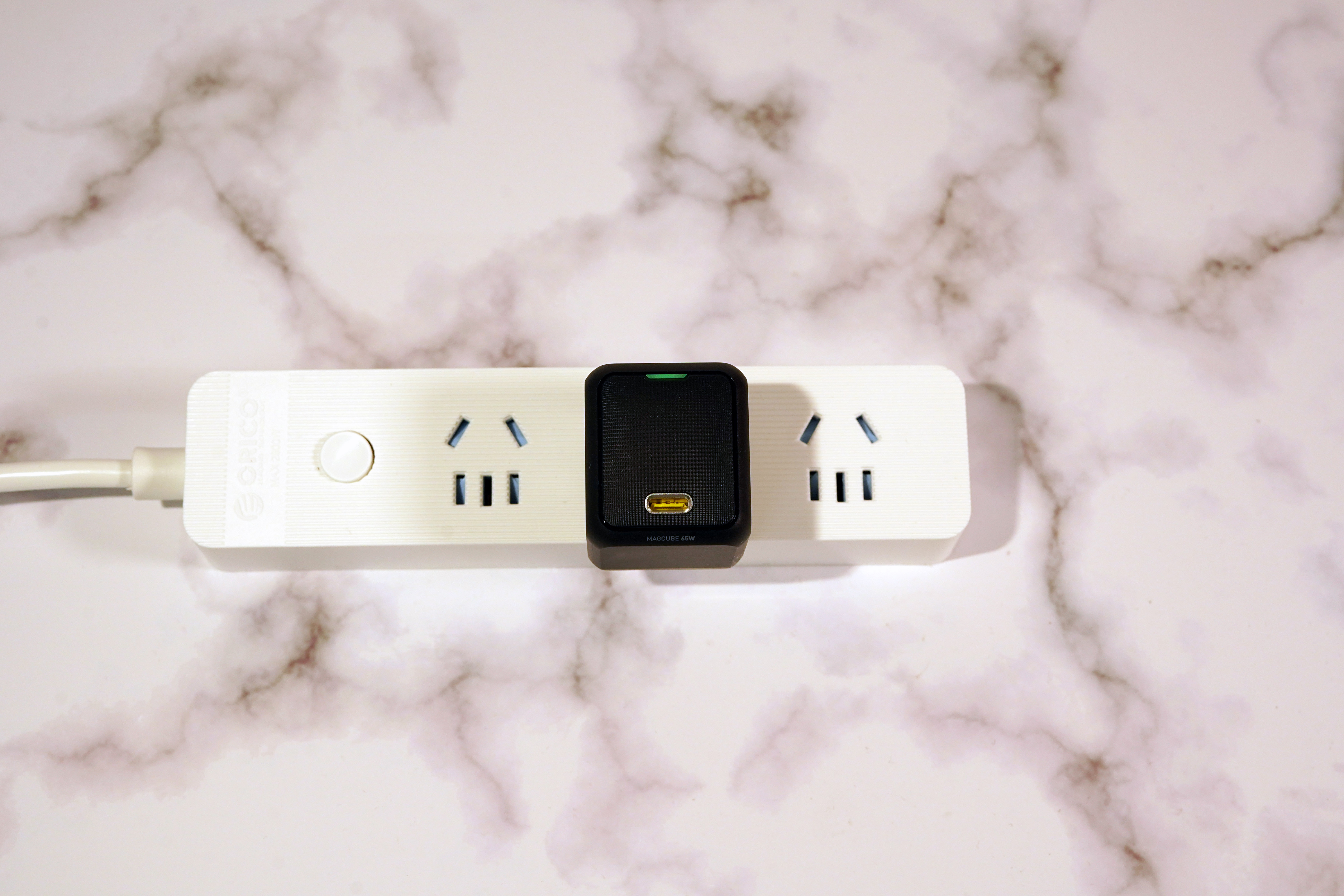 为自己“减负”，出门充电，只需一个Aohi 65W快充充电头