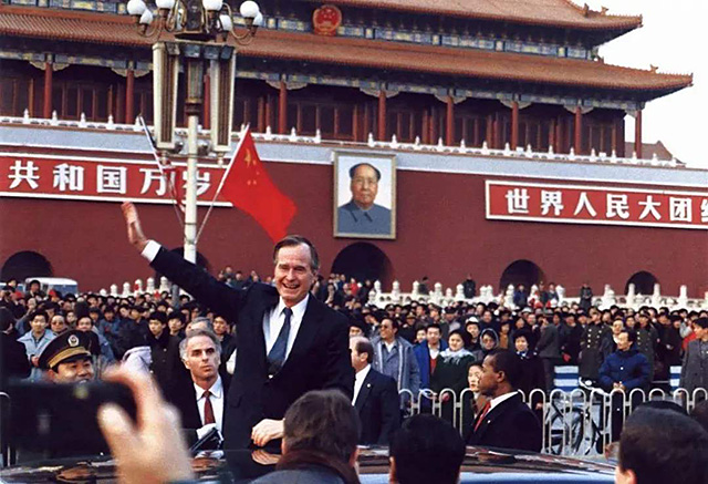 老布什带着夫人，待中国13个月，极其爱吃