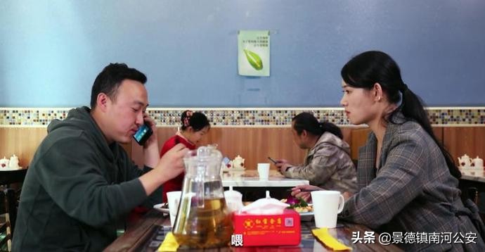 辽宁舰女兵退役后成输电运检工，轻松爬20多米铁塔