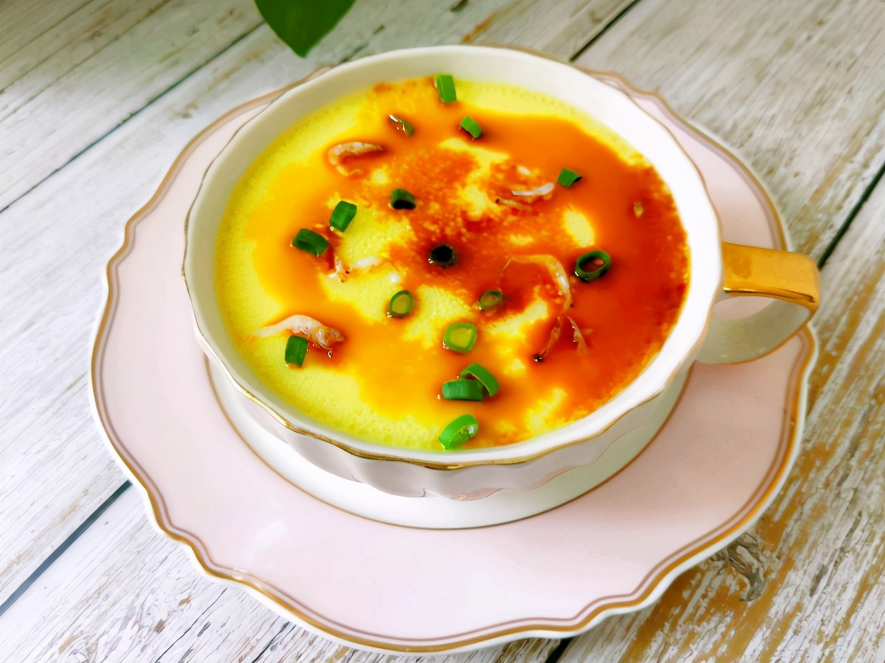 Steamed egg custard, adding water directly is a "layman"!  Do one more step, tender and delicious, smooth like pudding