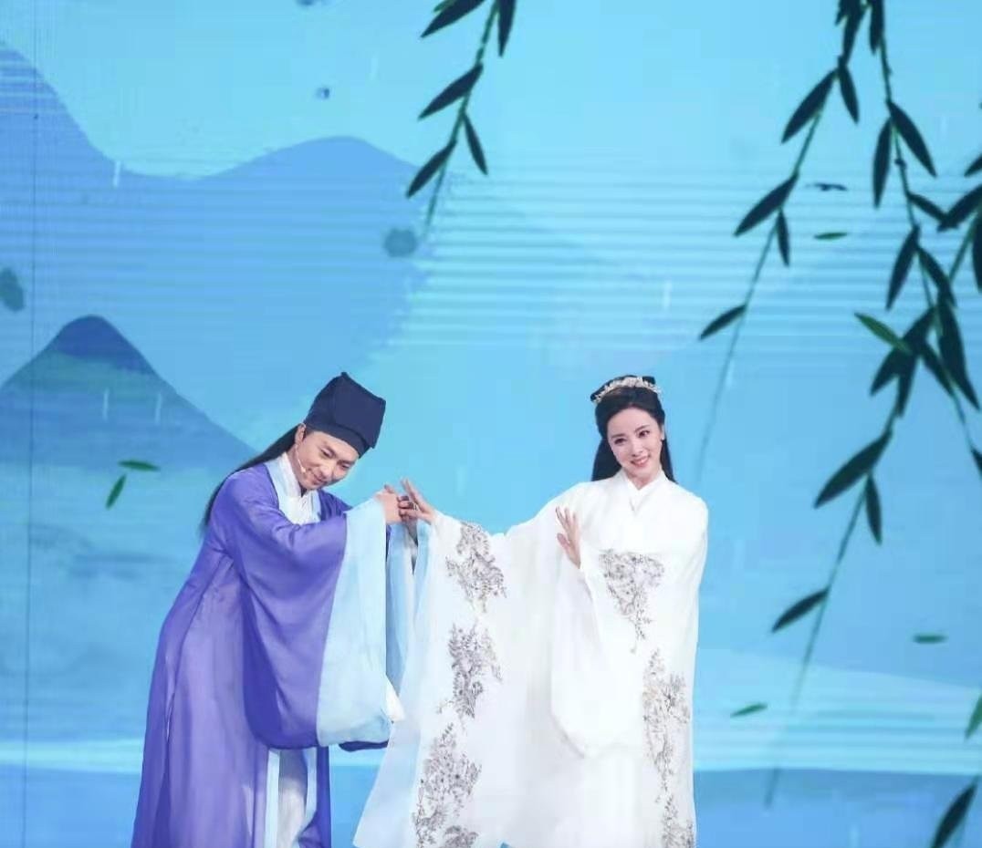 康辉罕见穿古装！化身许仙求爱白娘子李思思，遭调侃成“松鼠精”