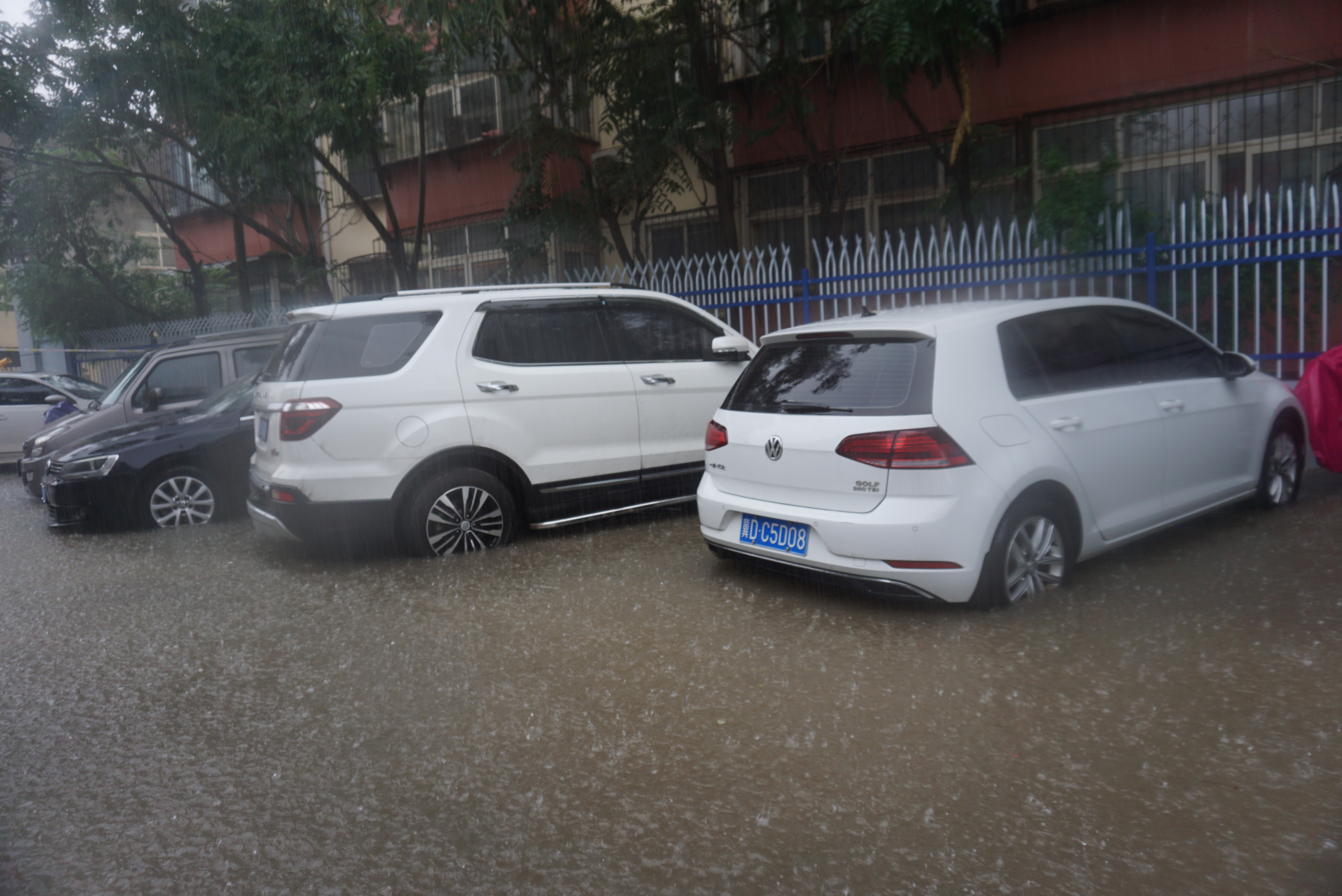 邯郸：暴雨致多小区内涝被淹 消防紧急排涝救援