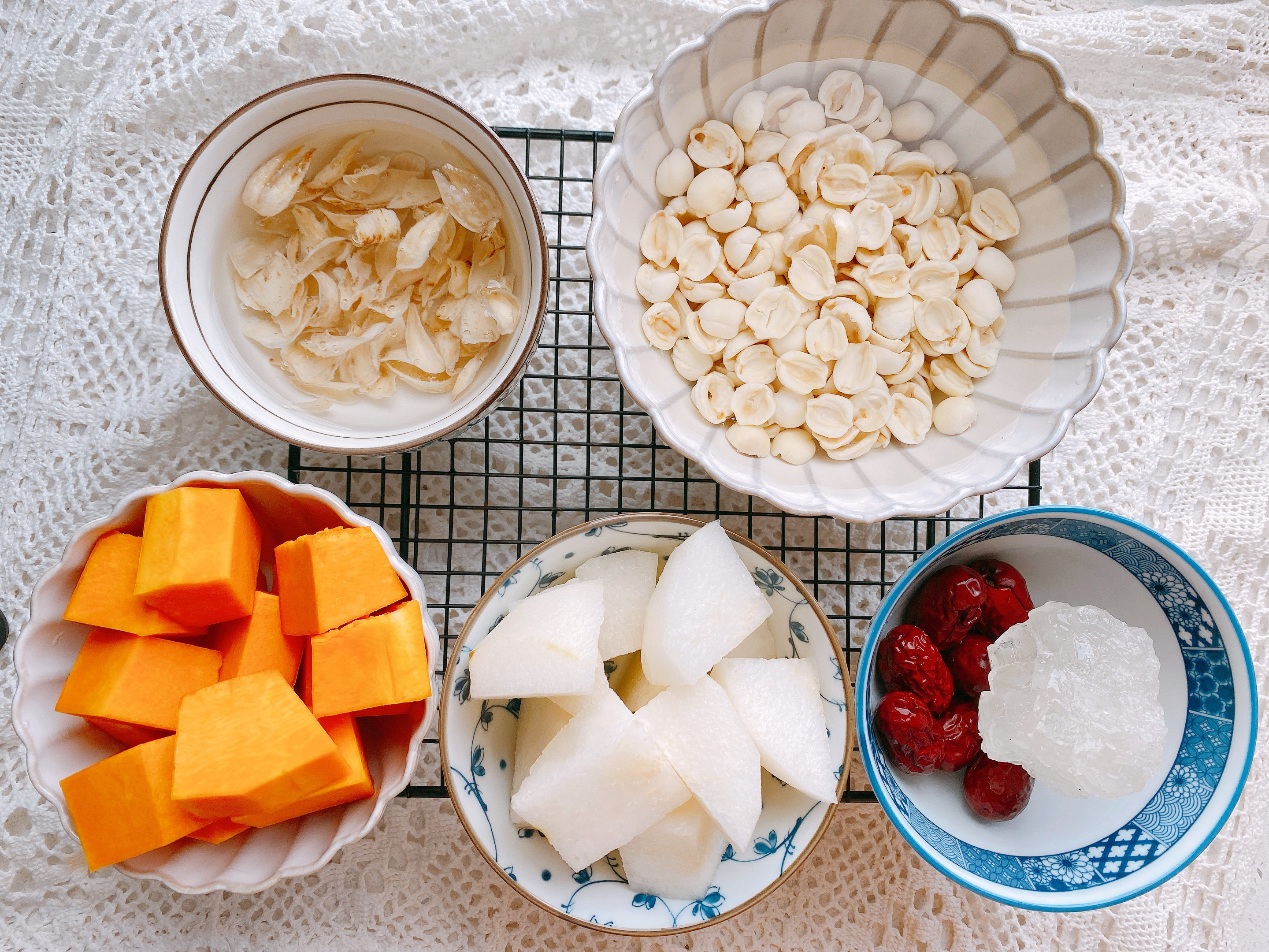 入秋后天气干燥，试试这款润肺降火的甜汤，软糯香甜，安稳度秋