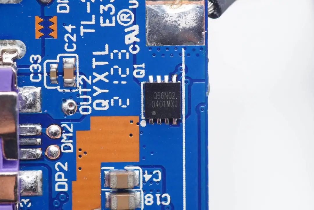 支持iPhone 13快充，罗马仕22.5W移动电源深度拆解