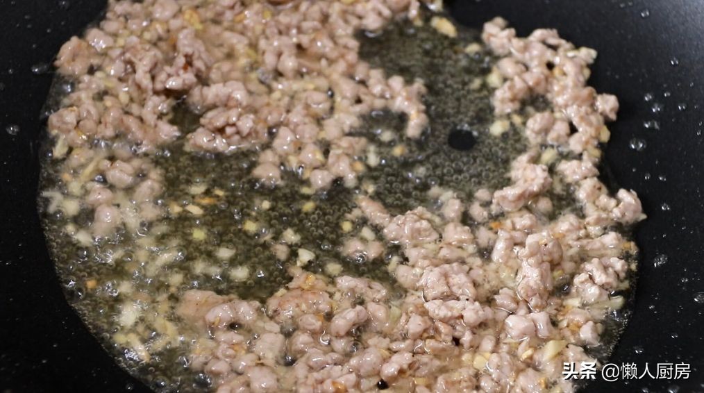 1根茄子，一块猪肉，这是茄子肉末焖面的做法，真好吃