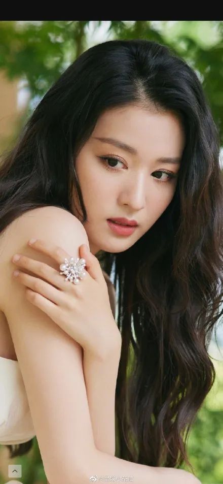 王楚然冷艳妖娆太性感撩人！雪肤娇嫩魅力不可小觑