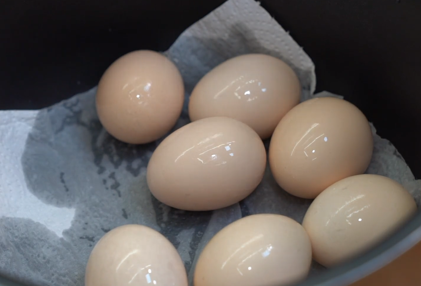 真正懶人鹽焗雞蛋，一個電飯煲就搞定，鹹香入味，比買的還要好吃