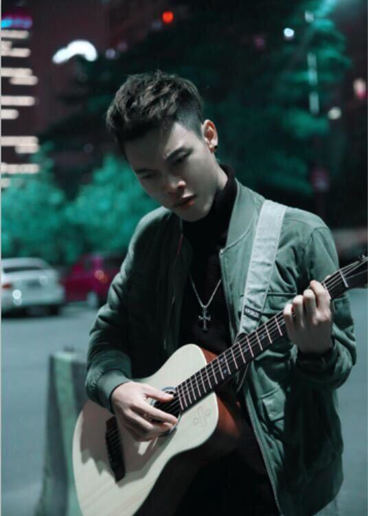 56岁黄一山和小一辈歌手称兄道弟，周星驰御用配角也要当网红？