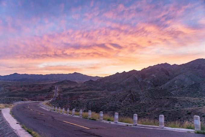 Ningxia Zhongwei Highway 66: One side of the desert and the Yellow River, there is also an ancient village hidden