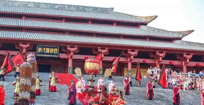 为拍一部电影花12亿建房子，最后票房惨淡，门票却一年收入10亿