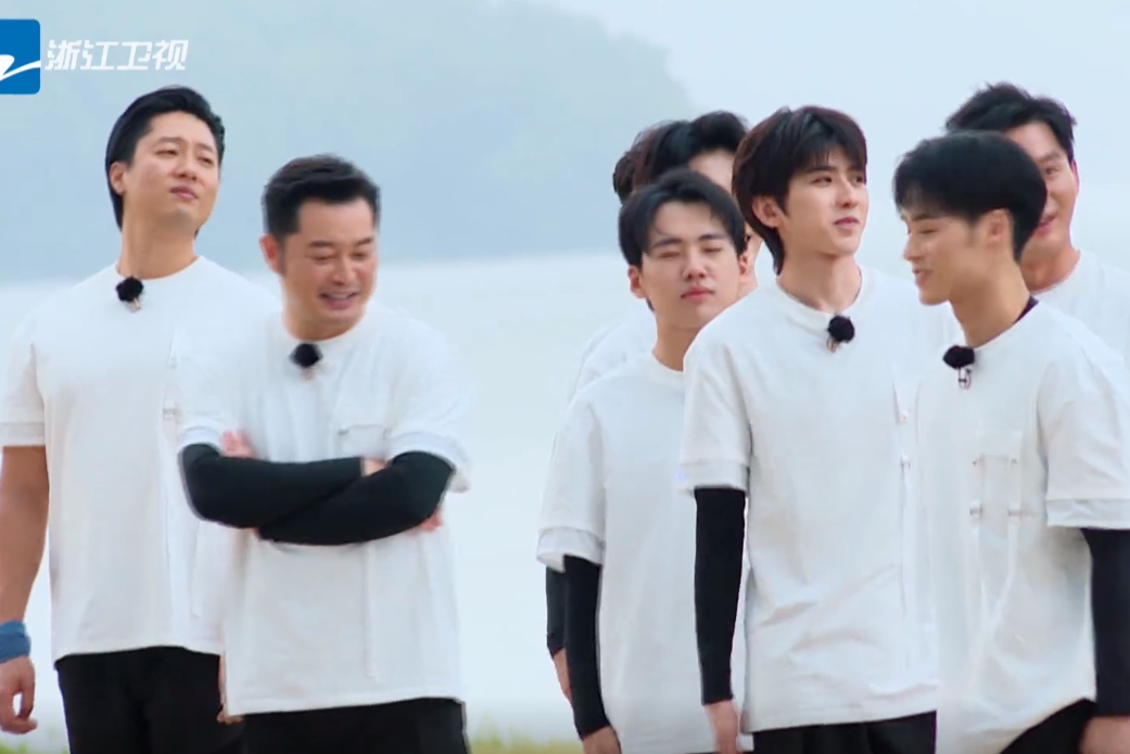 《奔跑吧》最不怕脏的嘉宾，玩游戏全程趴在泥水里，比郑恺还狠