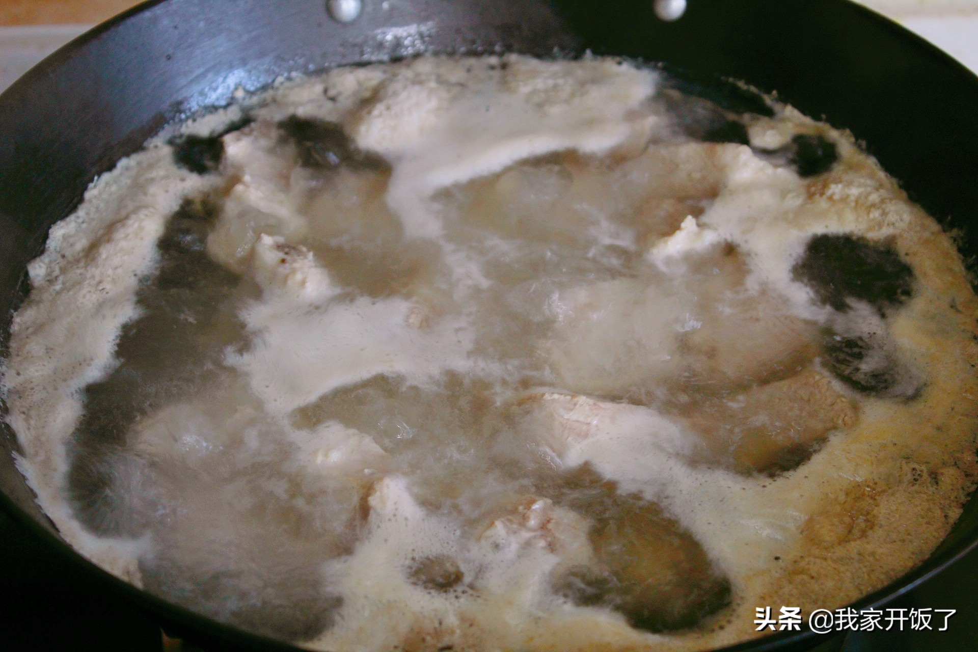 降溫了，排骨湯這樣煲超鮮美，暖心又暖胃，全家都愛喝