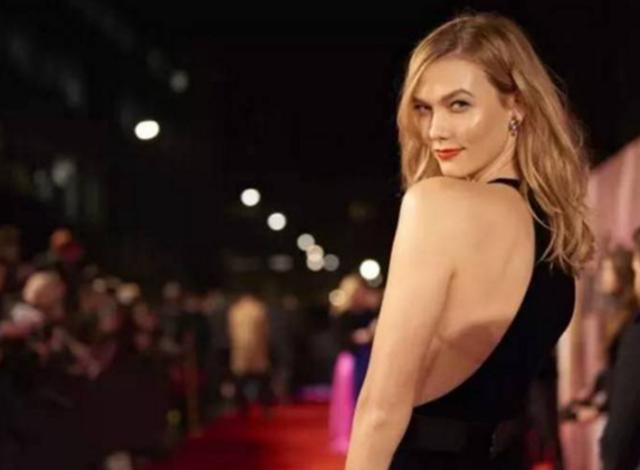 为什么超模走秀时，要在高跟鞋上绑“透明胶布