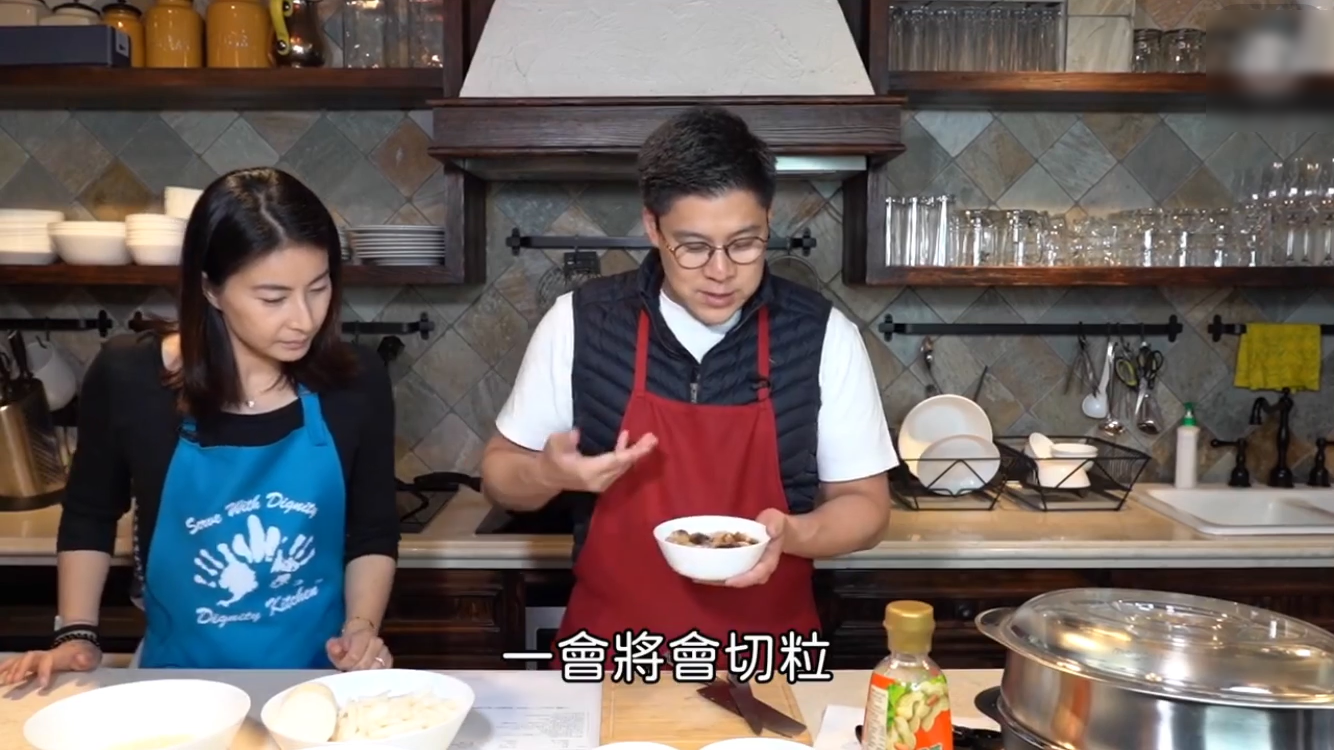 霍啟剛夫婦搭檔做美食，郭晶晶化身小助手，兩人搭配默契盡顯恩愛