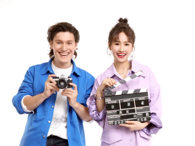 周華健罕見和美國妻子同框，61歲妻子頭髮花白，夫妻同框似母子