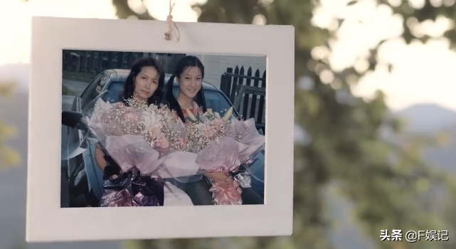 鍾嘉欣帶子女和媽媽同框出鏡賀母親節一家人牽手的背影合照很溫馨