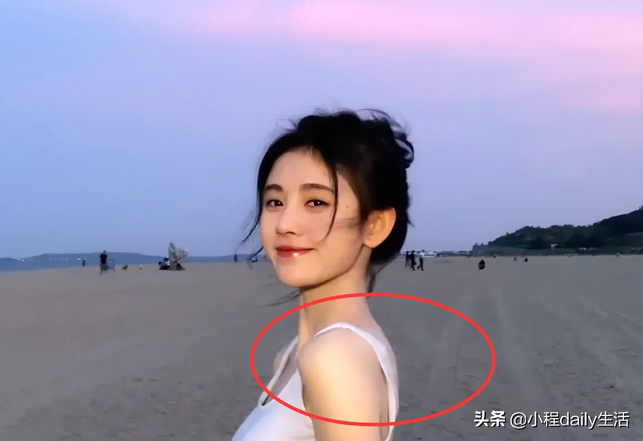 都说鞠婧祎肩窄穿衣需垫肩，特意穿无袖上衣，