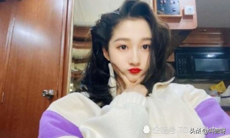 沈腾在节目上给关晓彤涂口红，看到她的唇纹后，鹿晗的评论区炸了