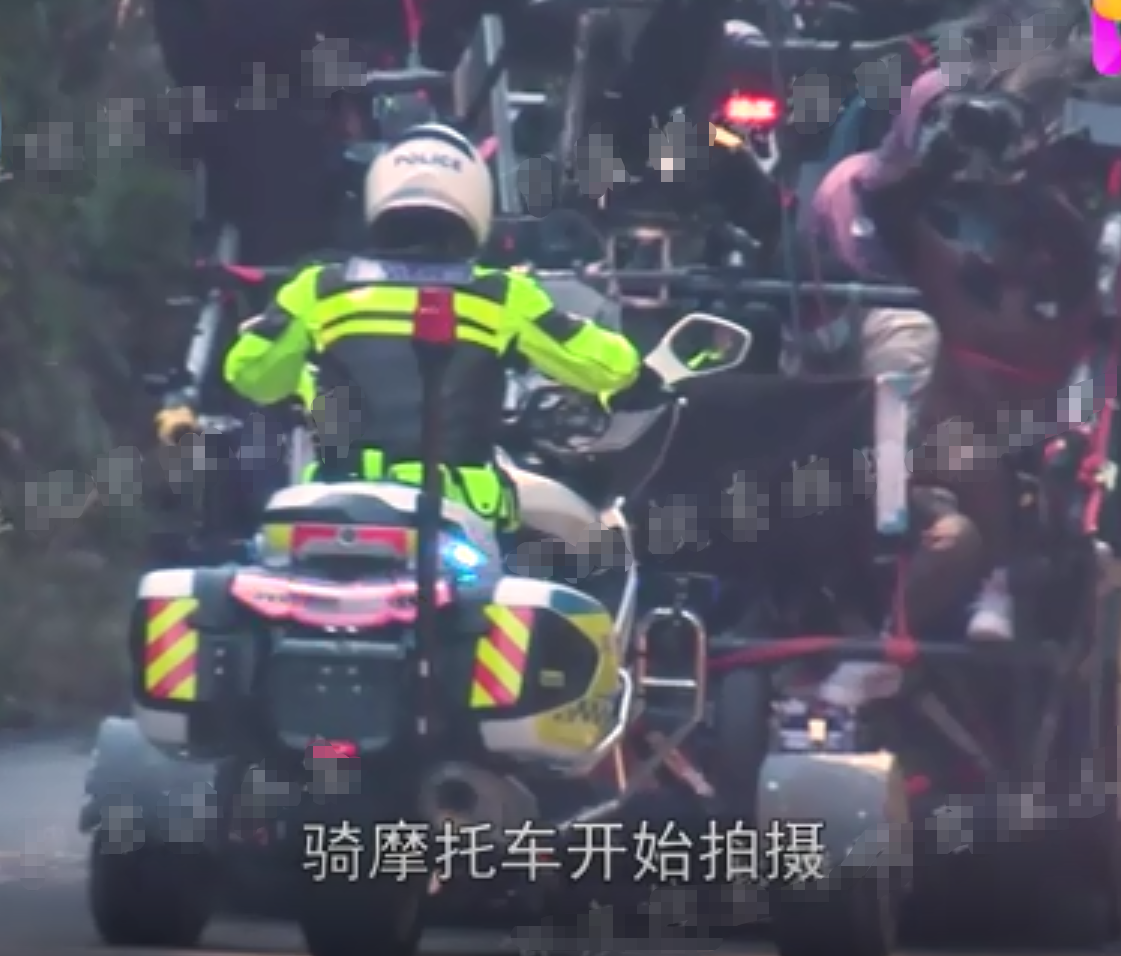 冯绍峰近照暴瘦似纸片人，手细如柴无血色，面容凹陷憔悴引人担忧