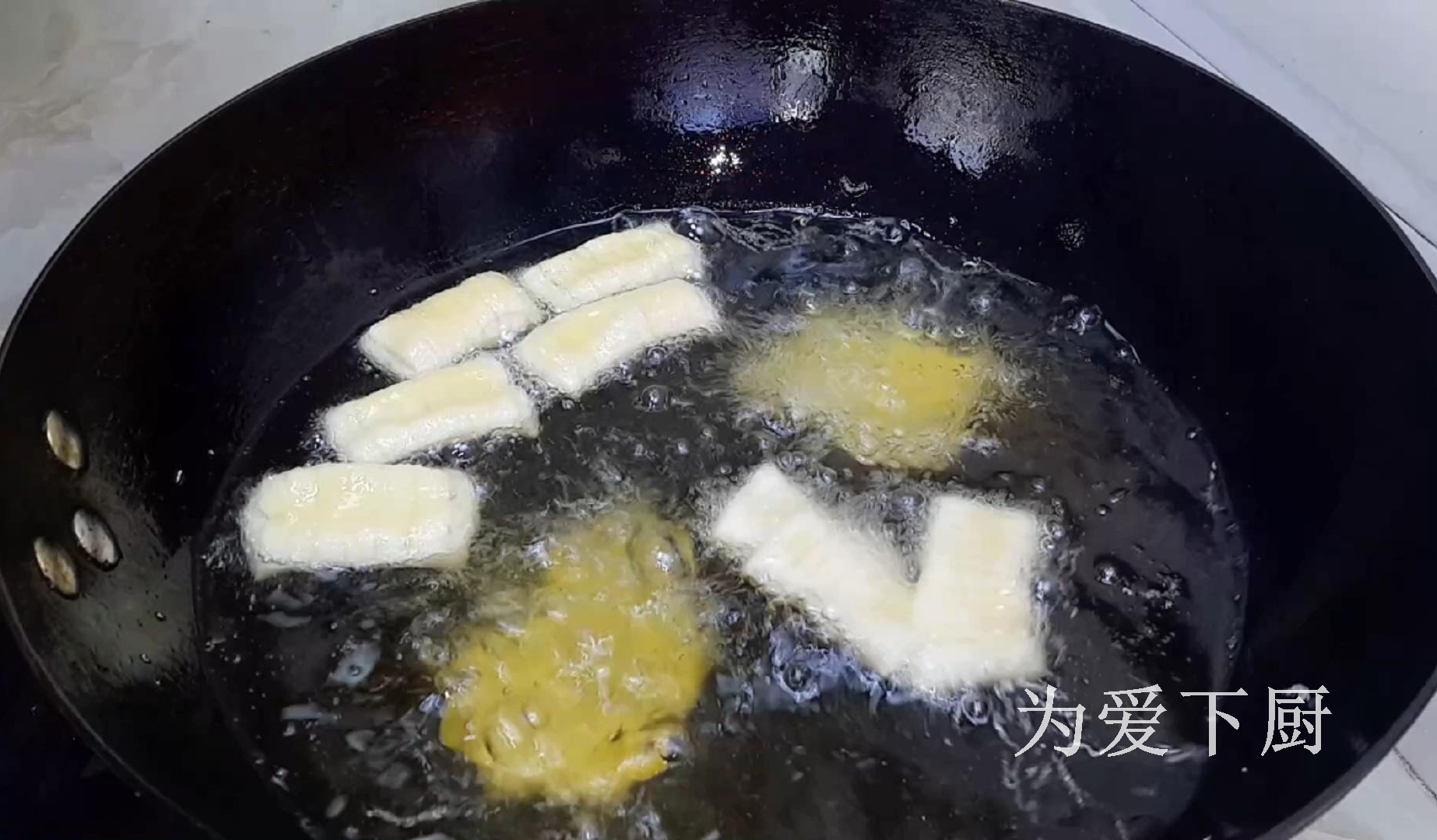 油條這做法才好吃，鍋裡炒一炒，個個焦脆香甜，出鍋全家人都愛吃