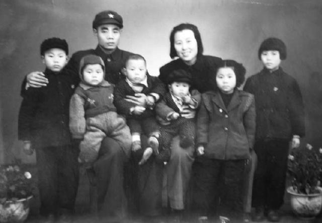 16岁嫁政委，风雨同舟52年，养育12个孩子，是爱人更是战友