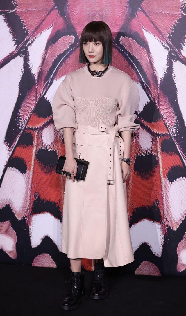 被王珞丹造型惊艳了，绿色bob头配廓形上衣，宛