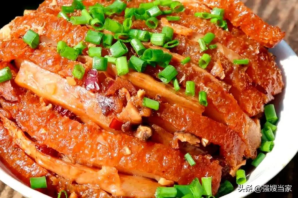 過年炸扣肉，謹記“2不放6竅門”，扣肉金黃不腥，起泡出虎皮！