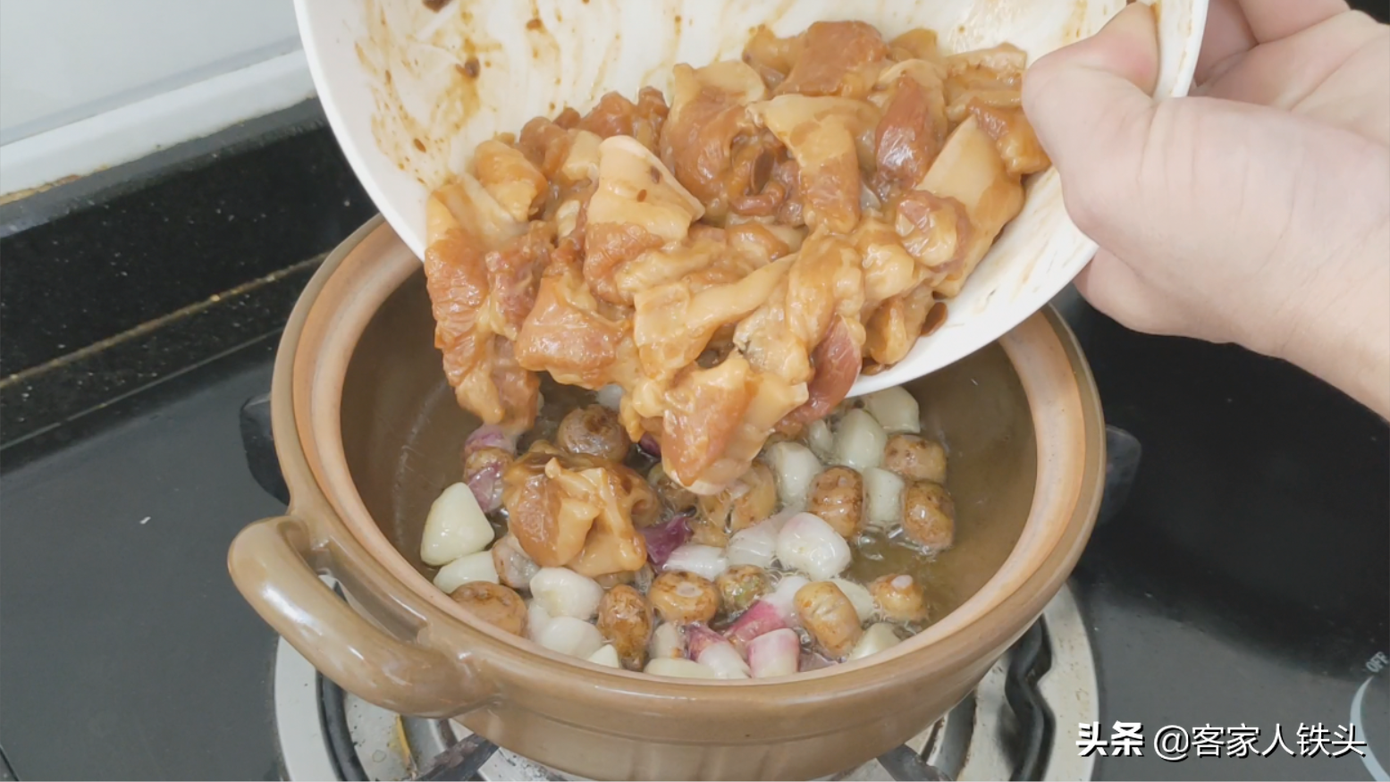 客家人传统的锅焗肉片，不加一滴水，香气四溢，一口一片好吃不腻
