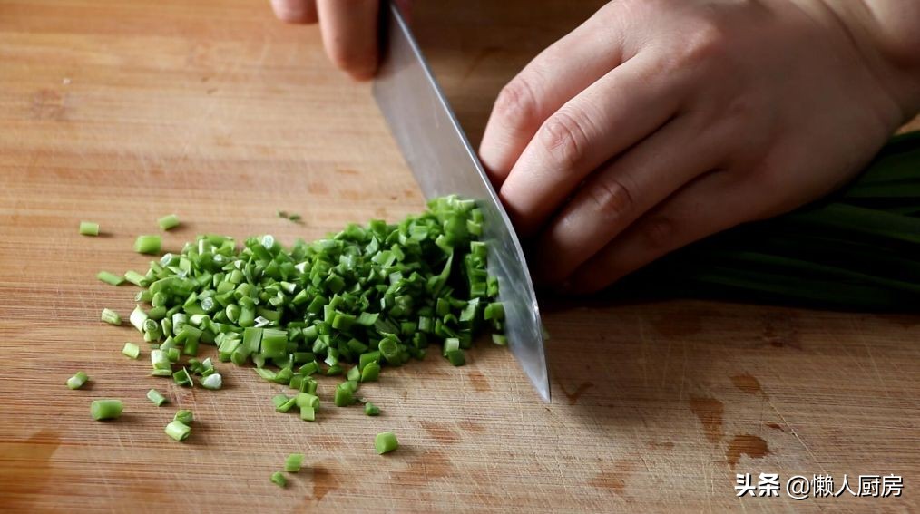 不需要揉面，不加面粉，这样做的韭菜鸡蛋卷，吃着特香