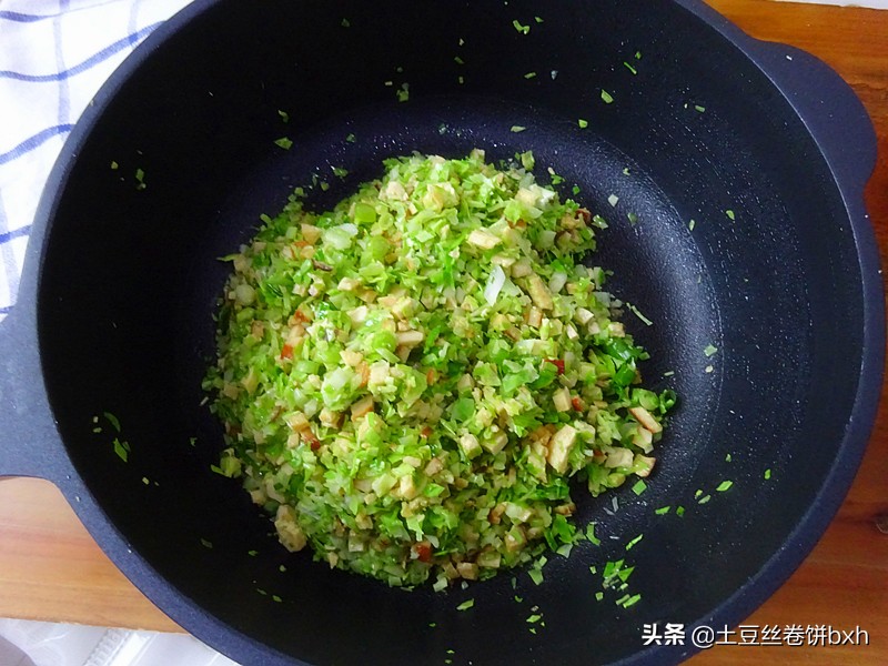 包菜和香干搭配做馅饼，一次至少吃5张，开胃解腻，吃多也没负担