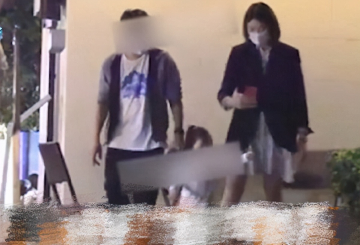 李亞男挺孕肚陪女兒上課，天韻露童真笑容，完全小王祖藍既視感