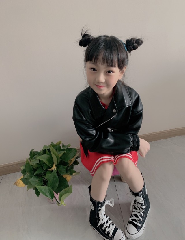 小山竹近照，放假了好心情擋不住，開心賣萌又美又可愛