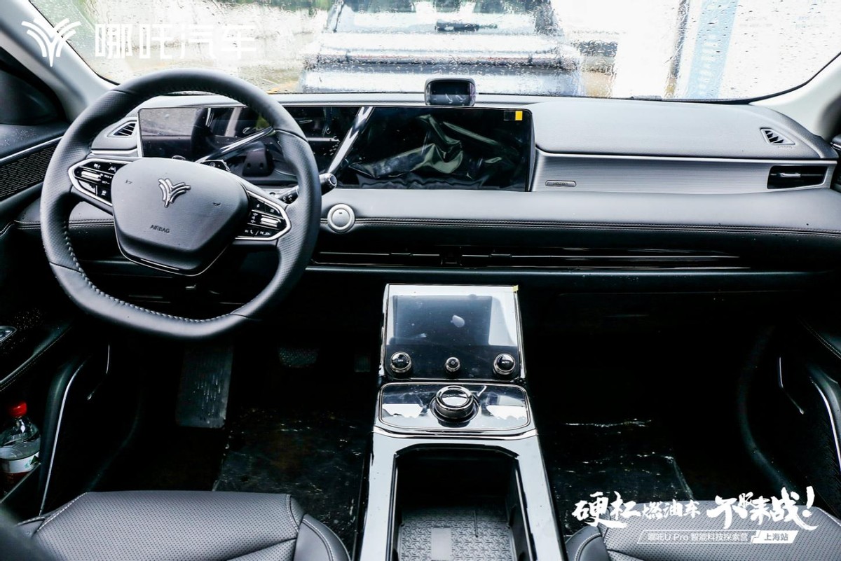 对话玻璃工艺，探索智能科技，哪吒U Pro上海区域正式上市